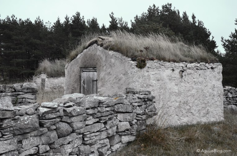 Stone structure on Fårö in black x white